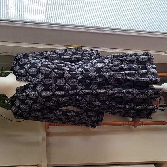 Rose and Olive Tiered Hemline Vee Neckline Graphic Print Dress - Size Medium - Picture 2 of 14